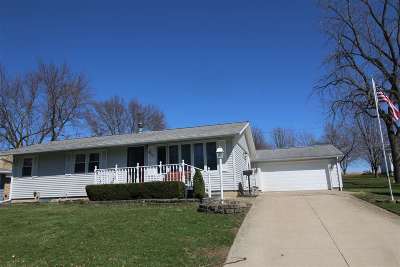 Oelwein IA Single Family Home For Sale: $159,990